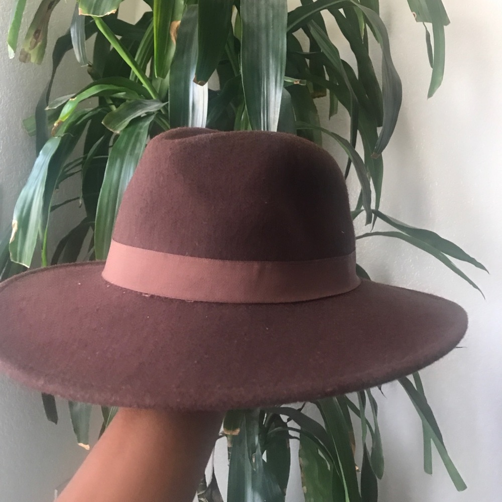 Stylish hat, perfect for fall.